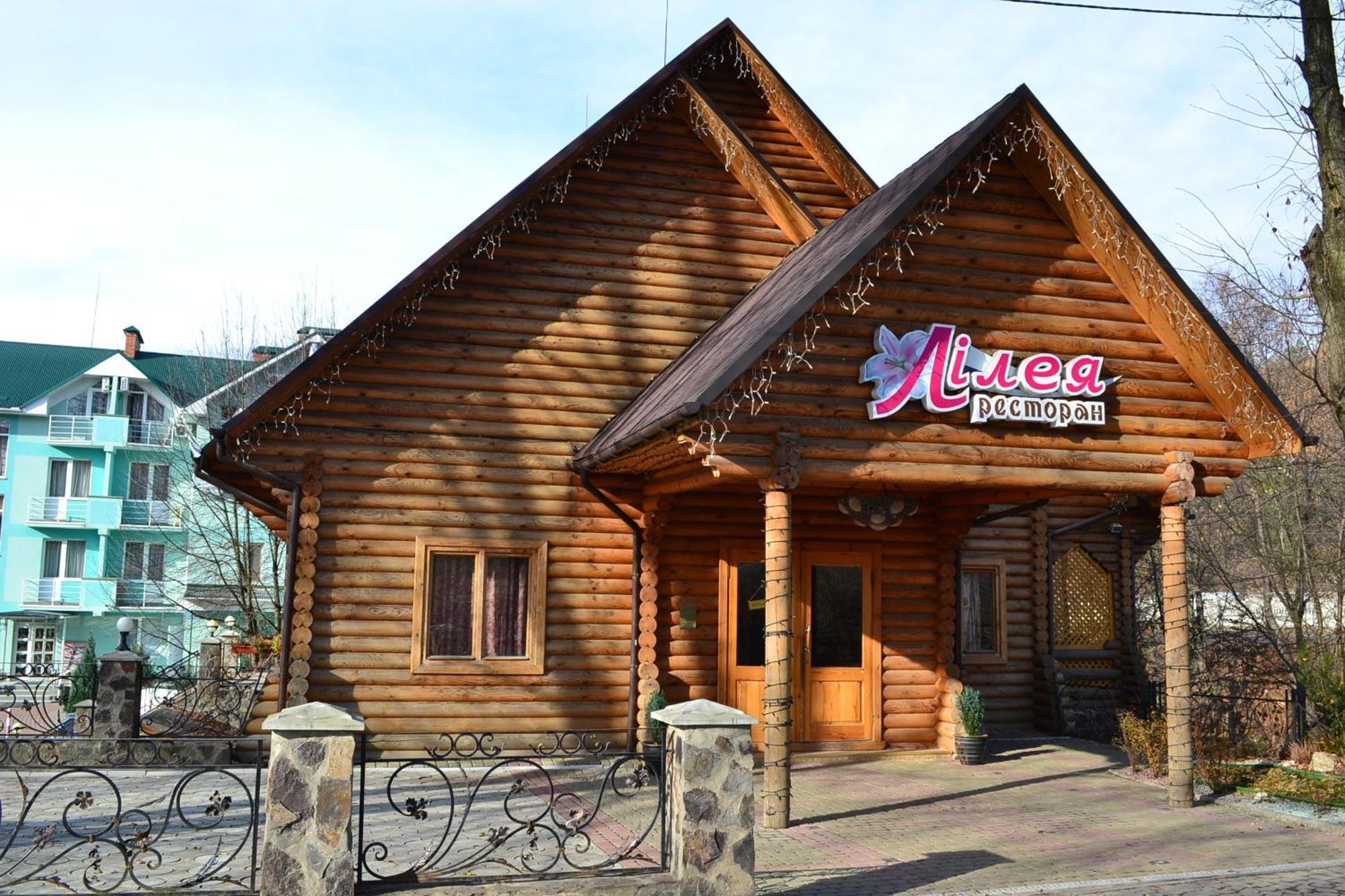 Lileya Hotel Polyana  Buitenkant foto